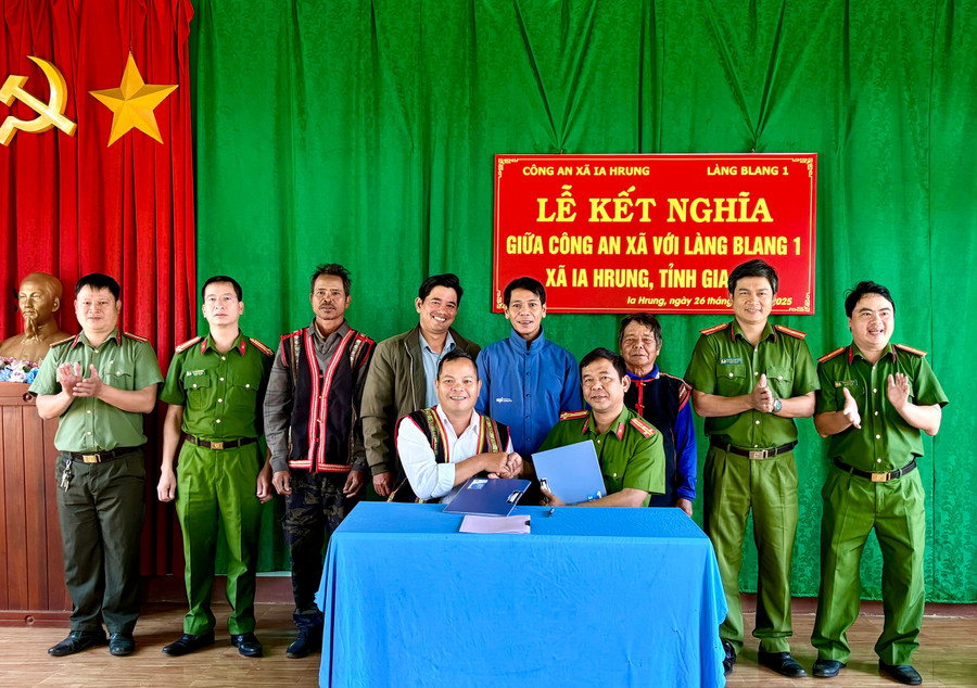 cong-an-xa-ia-hrung-va-lang-blang-1-da-ket-nghia-cung-nhau-anh-xuan-dan.jpg