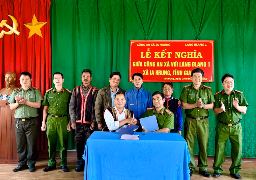 cong-an-xa-ia-hrung-va-lang-blang-1-da-ket-nghia-cung-nhau-anh-xuan-dan.jpg