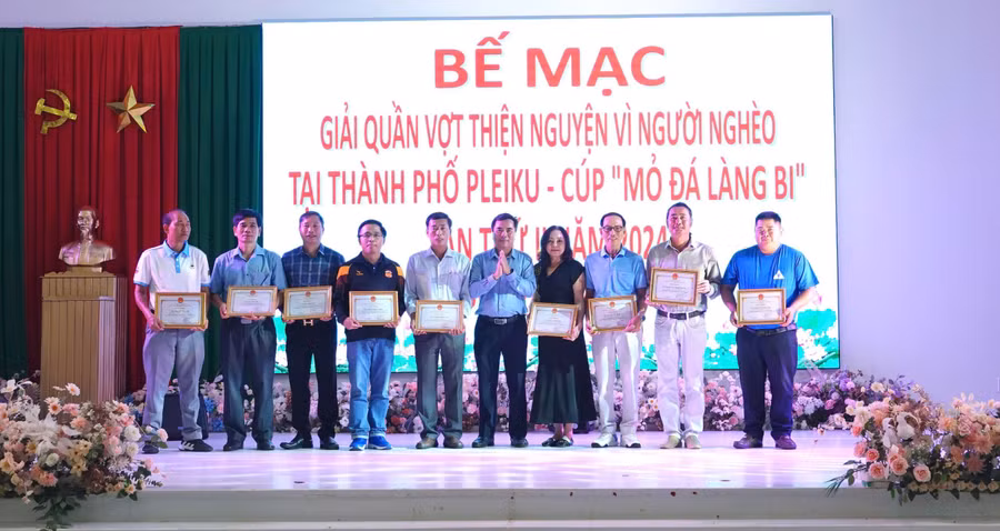 ubnd-tp-pleiku-khen-thuong-cho-9-ca-nhan-co-thanh-tich-xuat-sac-trong-khau-to-chuc-va-tai-tro-cho-giai-anh-anh-tuan-4309.jpg
