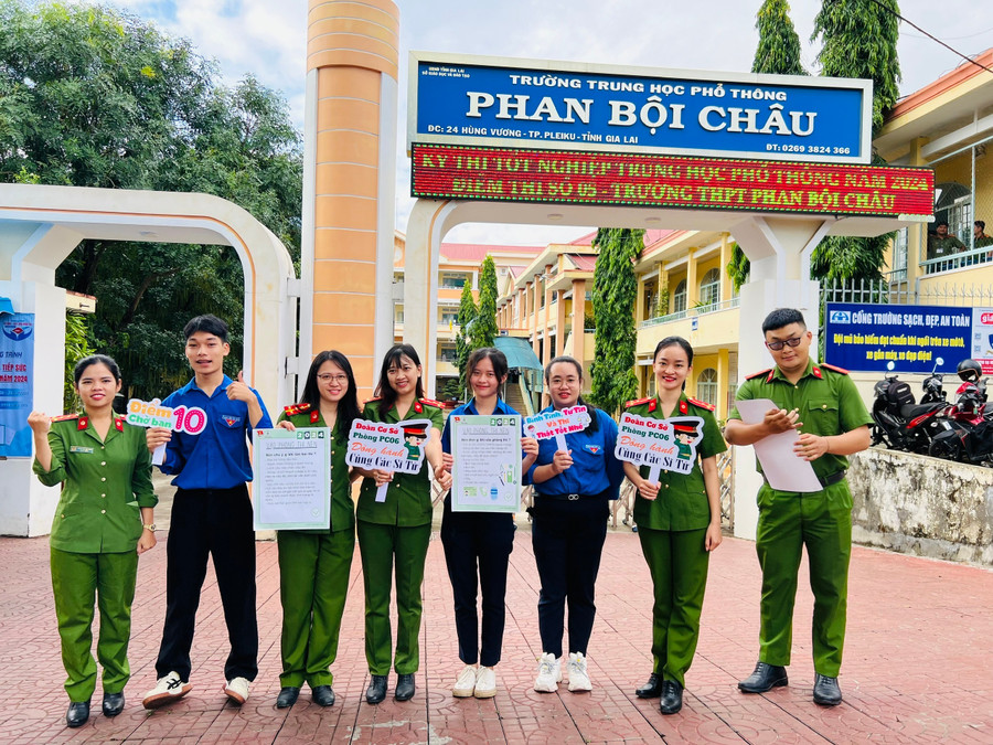 Lực lượng Công an sẵn sàng hỗ trợ tạo điều kiện thuận lợi nhất cho các thí sinh. Ảnh: Phan Lài luc-luong-cong-an-san-sang-ho-tro-tao-dieu-kien-thuan-loi-nhat-cho-cac-thi-sinh-anh-phan-lai.jpg