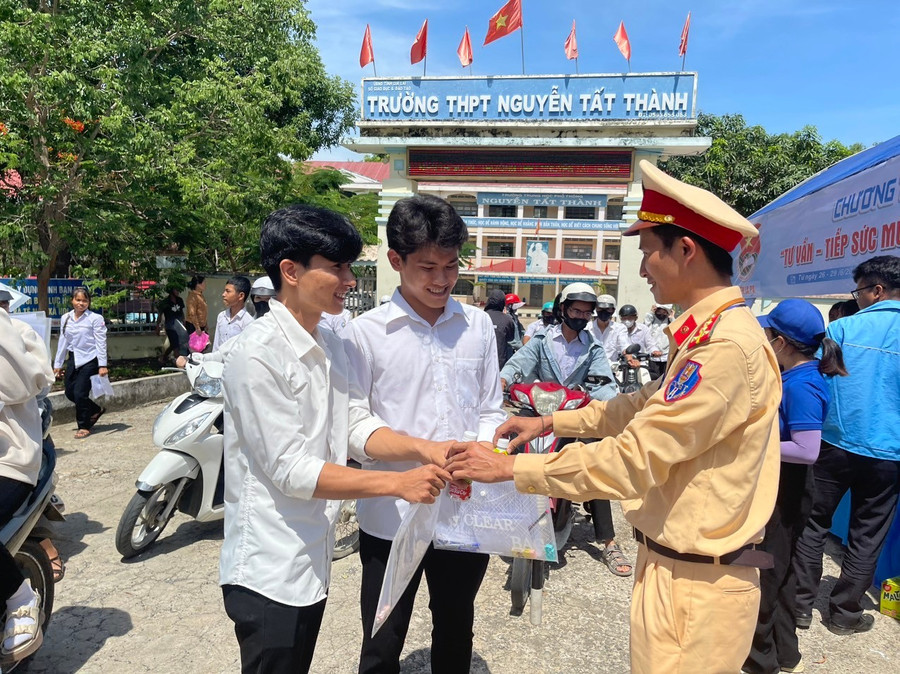 Lực lượng Cảnh sát Giao thông đảm bảo an toàn giao thông tại các điểm thi. Ảnh: Vũ Chi luc-luong-canh-sat-giao-thong-dam-bao-an-toan-giao-thong-tai-cac-diem-thi-anh-vu-chi.jpg