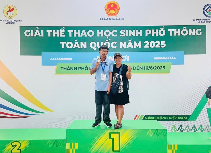 Chị Nguyễn Thị Nhàn (bìa phải) luôn đồng hành cùng con trai trong quá trình tập luyện và thi đấu. Ảnh: Văn Tuấn chi-nhan-phai-luon-dong-hanh-cung-con-trai-trong-qua-trinh-tap-luyen-va-thi-dau-anh-van-tuan.jpg
