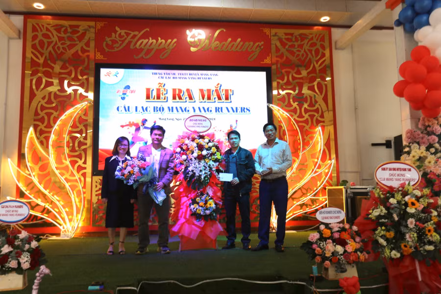 ubnd-huyen-mang-yang-tang-hoa-chuc-mung-clb-mang-yang-runners-nhan-dip-ra-mat-anh-van-ngoc.jpg
