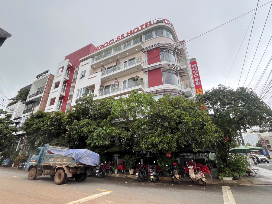 Các đối tượng khai nhận khách sạn Ngọc Sê đã hoạt động mại dâm từ khoảng tháng 3-2025. Ảnh: Văn Ngọc cac-doi-tuong-khai-nhan-khach-san-ngoc-se-da-hoat-dong-mai-dam-tu-khoang-thang-3-2025-anh-van-ngoc.jpg