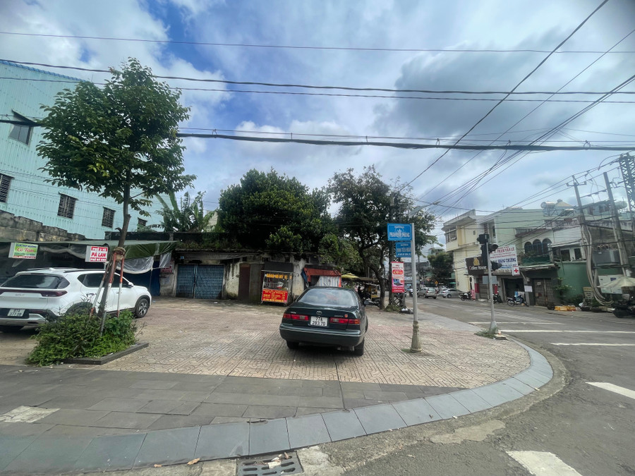 Lô đất bị bỏ hoang với căn nhà xập xệ không sử dụng được, gây mất mỹ quan đô thị. Ảnh: Văn Ngọc lo-dat-bi-bo-hoang-voi-can-nha-xap-xe-khong-su-dung-duoc-gay-mat-my-quan-do-thi-anh-van-ngoc.jpg