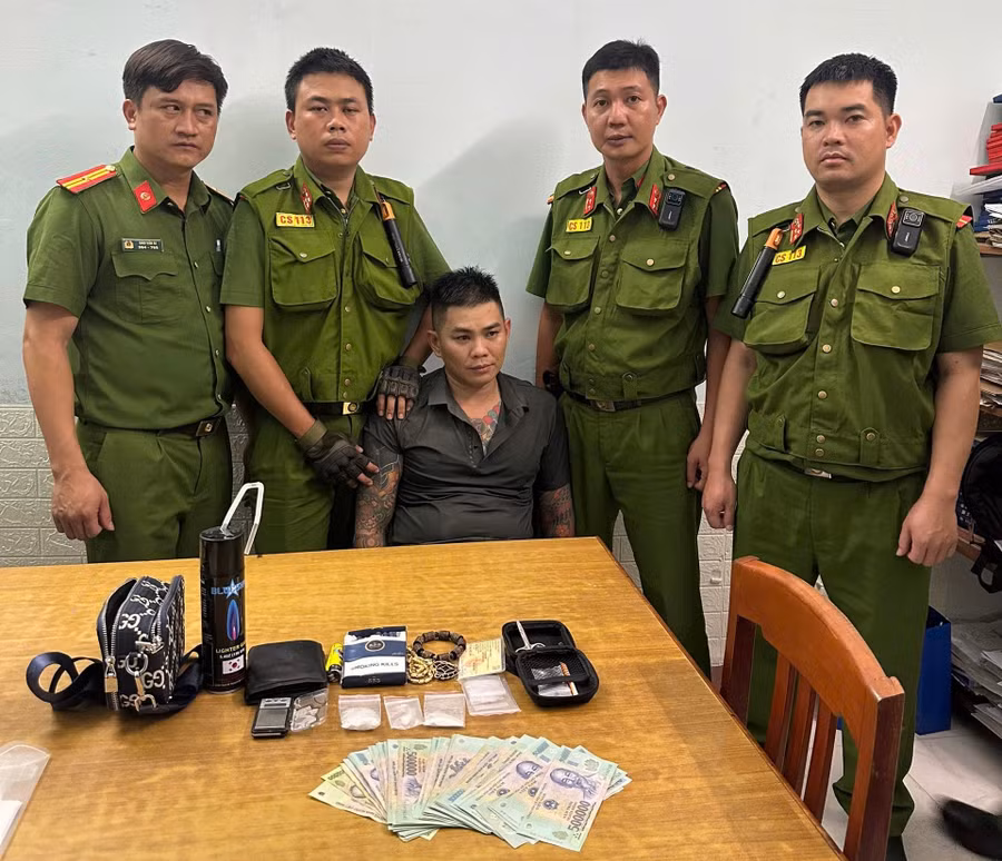 canh-sat-113-phat-hien-doi-tuong-mang-theo-3-goi-ma-tuy-o-phuong-quy-nhon-nam-anh-le-binh.jpg