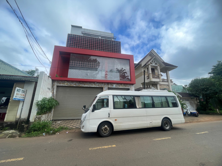 Lực lượng Công an đang kiểm tra tại nhà nghỉ ở 35C Đống Đa. Ảnh: Văn Ngọc luc-luong-cong-an-dang-kiem-tra-tai-nha-nghi-o-35c-dong-da-anh-van-ngoc.jpg