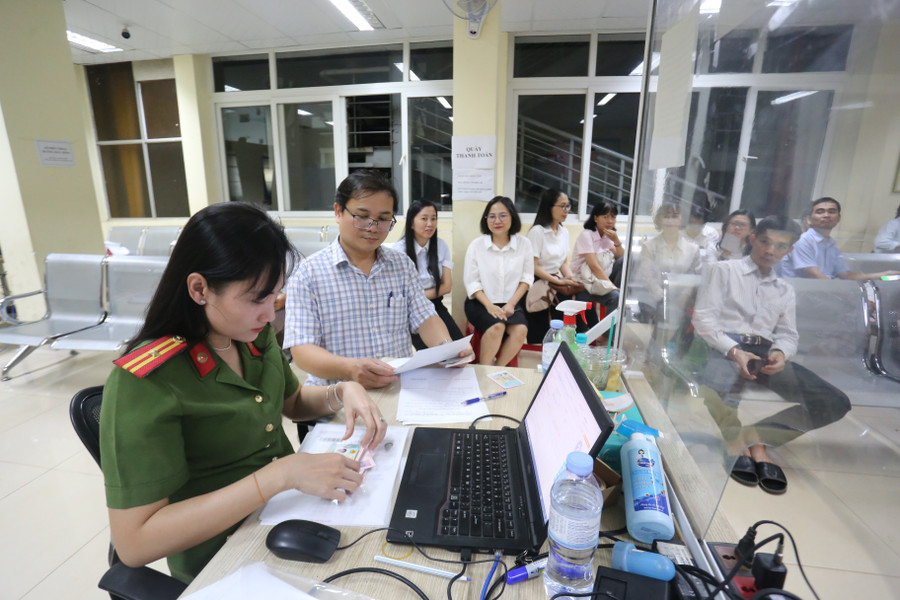 Việc cấp lại thẻ đảng viên sẽ được hoàn tất trước ngày 25-8. Ảnh: Văn Ngọc viec-cap-lai-the-dang-vien-se-duoc-hoan-tat-truoc-ngay-25-8-anh-van-ngoc.jpg