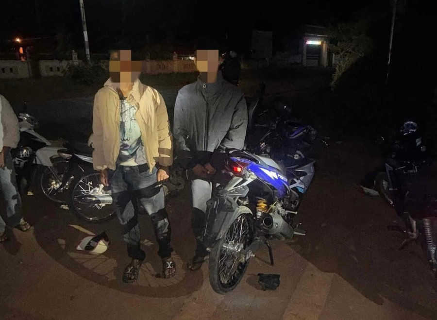 Công an xã Kon Gang tạm giữ 13 chiếc xe máy sau 2 đêm tuần tra. Ảnh: Vũ Phong cong-an-xa-kon-gang-da-tam-giu-13-phuong-tien-sau-2-dem-tuan-tra-anh-vu-phong.jpg