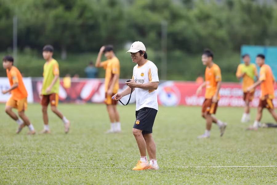 huan-luyen-vien-trinh-duy-quang-se-dan-dat-u16-lpbank-hagl-anh-hoang-tung.jpg