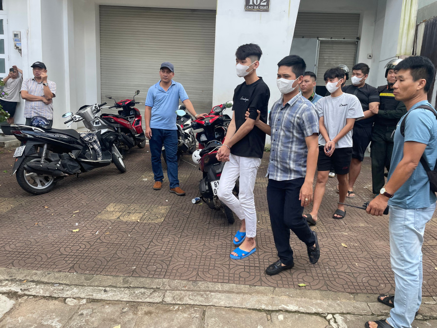 Các đối tượng được đưa về trụ sở Công an tỉnh để phục vụ công tác điều tra. Ảnh: Văn Ngọc cac-doi-tuong-duoc-dua-ve-tru-so-cong-an-tinh-de-phuc-vu-cong-tac-dieu-tra-anh-van-ngoc.jpg