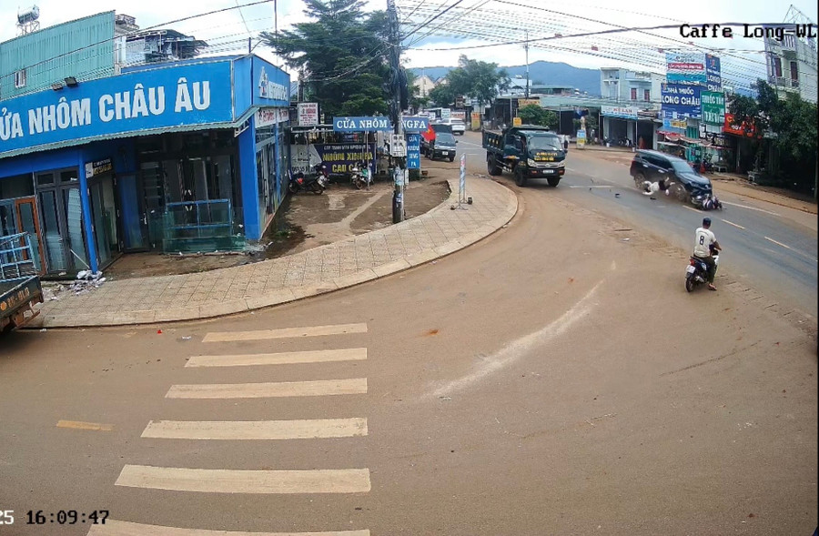 Sau khi gây tai nạn, tài xế ô tô đã bỏ trốn (ảnh cắt từ clip). sau-khi-gay-ra-tai-nan-tai-xe-to-to-da-bo-tron-anh-cat-tu-clip.jpg