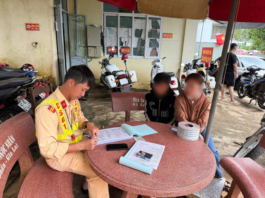 Với các trường hợp không có giấy phép lái xe, lực lượng CSGT lập biên bản với người giao xe. Ảnh: Văn Ngọc voi-cac-truong-hop-khong-co-giay-phep-lai-xe-luc-luong-csgt-se-lap-bien-ban-voi-nguoi-giao-xe-anh-van-ngoc.jpg