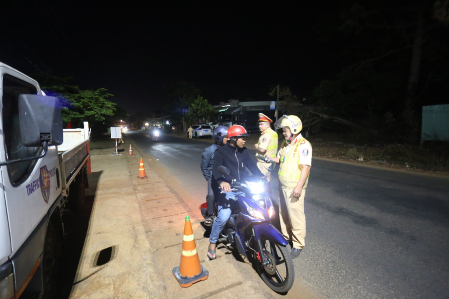 Tổ CSGT địa bàn huyện Đak Đoa kiểm tra nồng độ cồn trên tuyến đường từ thị trấn Đak Đoa đi xã Glar. Ảnh: Văn Ngọc to-csgt-dia-ban-huyen-dak-doa-kiem-tra-nong-do-con-tren-tuyen-duong-tu-thi-tran-dak-doa-di-xa-glar-anh-van-ngoc.jpg