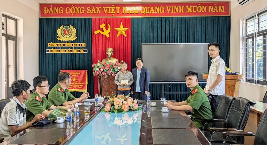 Đại diện UBND xã Chư Sê đã trao tặng 2 triệu đồng cho chị Hen. Ảnh: Việt Anh ubnd-xa-chu-se-da-trao-tang-2-trieu-dong-nham-khich-le-nghia-cu-dep-cua-chi-hen-anh-viet-anh.jpg