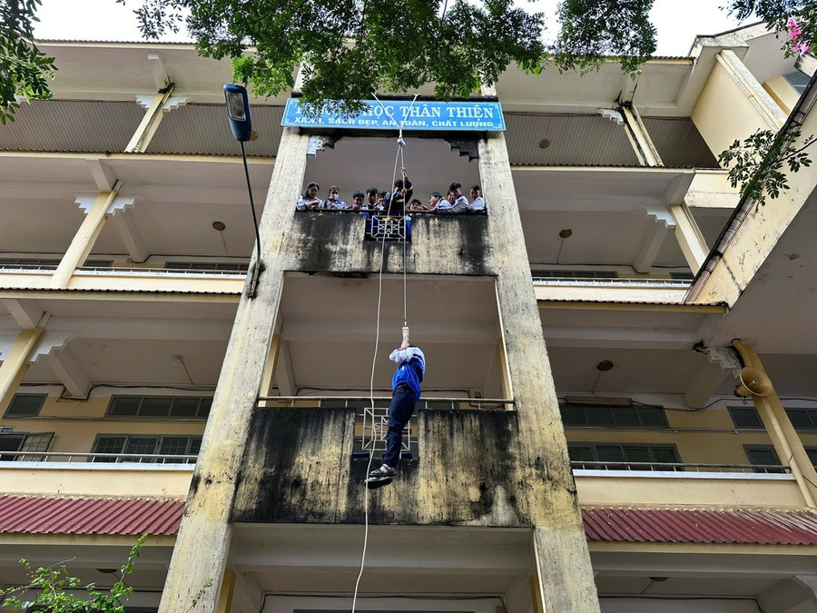 Học sinh trải nghiệm đội hình thoát nạn bằng dây hạ chậm. Ảnh: Văn Ngọc cac-hoc-sinh-trai-nghiem-doi-hinh-thoat-nan-bang-day-ha-cham-anh-van-ngoc.jpg
