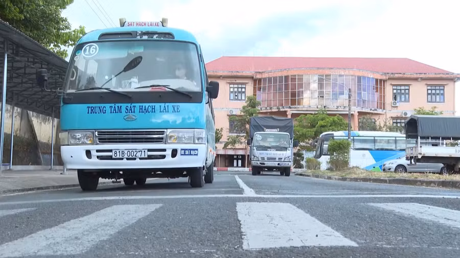 cong-an-tinh-se-to-chuc-sat-hat-cho-hon-2000-ho-so-giay-phep-lai-xe-o-to-ton-dong-truoc-30-6-anh-van-ngoc.jpg