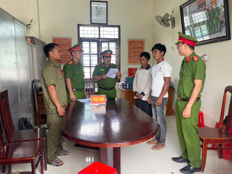 Cơ quan Cảnh sát Điều tra Công an tỉnh đã thi hành lệnh bắt tạm giam với 2 cha con Siu Bun và Ksor Hĩu. Ảnh: Văn Quyền co-quan-canh-sat-dieu-tra-cong-an-tinh-da-thi-hanh-lenh-bat-tam-giam-voi-2-cha-con-siu-bun-va-ksor-hiu-anh-van-quyen.jpg