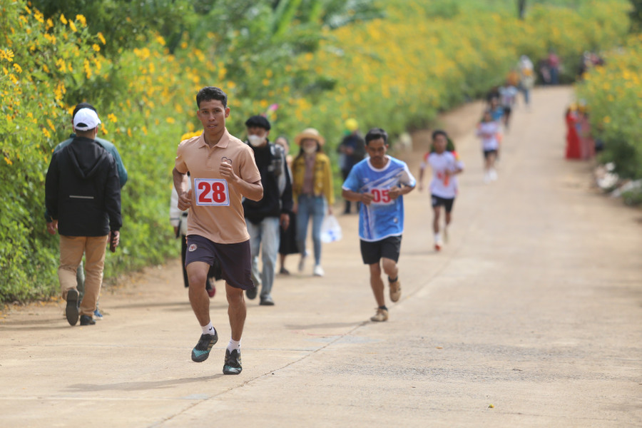 the-vdv-chinh-phuc-dinh-nui-lua-chu-dang-ya-voi-cu-ly-khoang-2-km-anh-van-ngoc.jpg