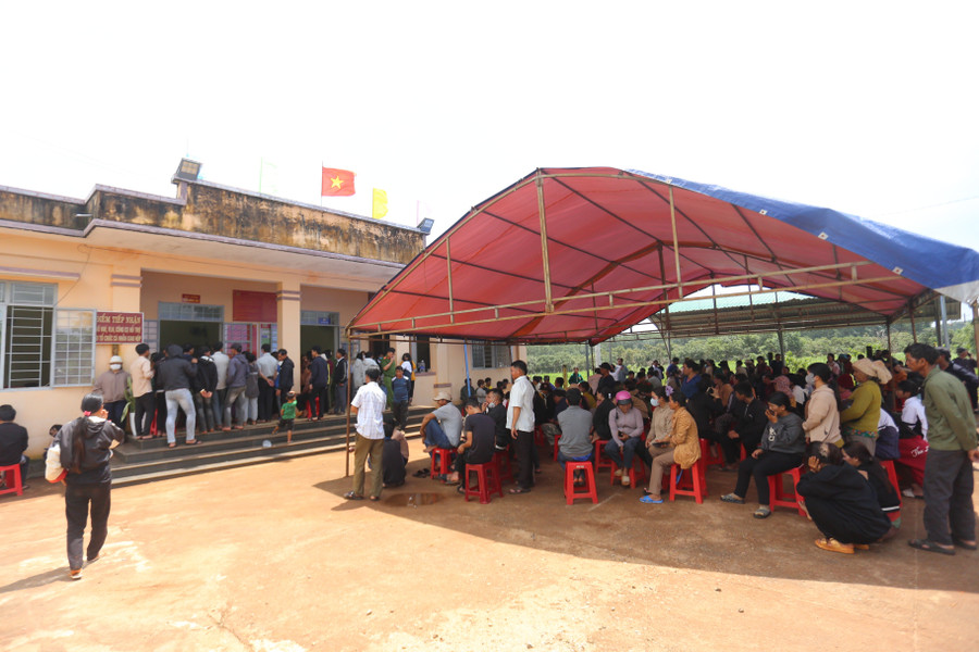 Hàng trăm người dân đến trụ sở Công an xã Ia Chia làm thủ tục kích hoạt định danh điện tử mức 2 trong ngày 1-8. Ảnh: Văn Ngọc hang-tram-nguoi-dan-den-tru-so-cong-an-xa-ia-chia-lam-thu-tuc-kich-hoat-dinh-danh-dien-tu-muc-2-anh-van-ngoc.jpg