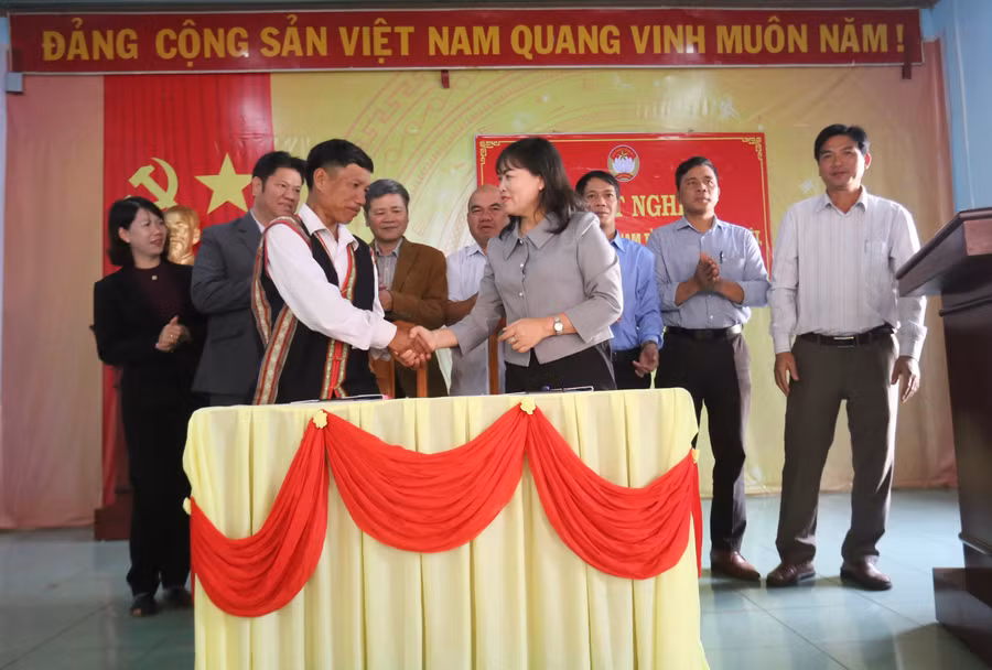 co-quan-uy-ban-mttq-viet-nam-tinh-da-ky-giao-uoc-voi-lang-dak-bet-anh-van-ngoc.jpg