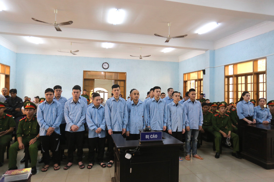37 bị cáo bị đưa ra xét xử trong vụ án. Ảnh: Văn Ngọc 37-bi-cao-bi-dua-ra-xet-xu-trong-vu-an-anh-van-ngoc.jpg