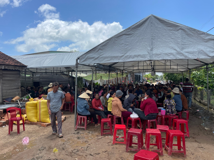 Đông đảo người dân trong vùng đến viếng chị N. Ảnh: Văn Ngọc dong-dao-nguoi-dan-trong-vung-den-vieng-chi-n-anh-van-ngoc.jpg