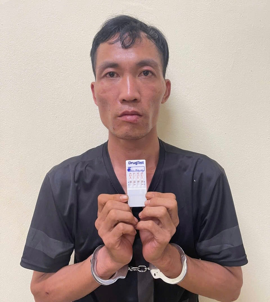 Đối tượng Đông bị bắt giữ về hành vi tàng trữ trái phép chất ma túy. Ảnh: Văn Tuấn doi-tuong-dong-bi-bat-giu-ve-hanh-vi-tang-tru-trai-phep-chat-ma-tuy-anh-van-tuan.jpg