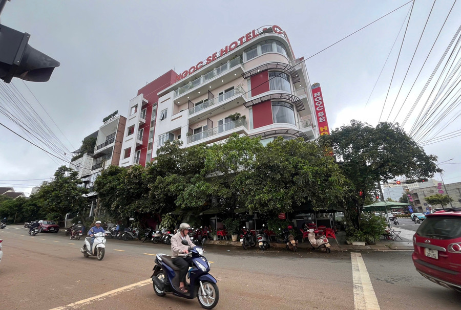 Lực lượng Công an đã phá ổ mại dâm ở khách sạn Ngọc Sê. Ảnh: Văn Ngọc luc-luong-cong-an-da-pha-o-mai-dam-o-khach-san-ngoc-se-anh-van-ngoc.jpg