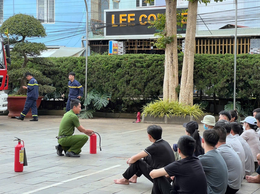Lực lượng chữa cháy ở cơ sở tại khách sạn Pleiku được hướng dẫn thực tập phương án chữa cháy. Ảnh: Văn Giang luc-luong-chua-chay-o-co-so-tai-khach-san-pleiku-da-duoc-thuc-tap-phuong-an-chua-chay-anh-van-giang.jpg