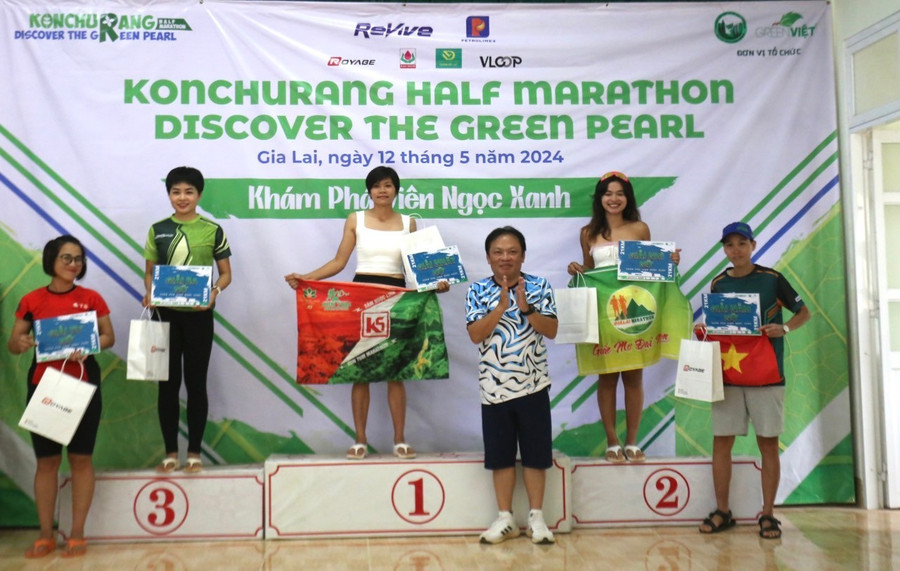 Thu Thảo (bục số 1) là một trong những chân chạy giàu thành tích. Ảnh: Văn Ngọc thu-thao-buc-so-1-la-mot-trong-nhung-nu-chan-chay-giau-thanh-tich-nhat-cua-lang-chay-gia-lai-anh-van-ngoc.jpg