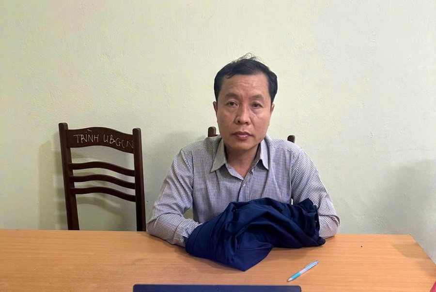 Đối tượng Đạo bị bắt quả tang khi nhận 250 triệu đồng. Ảnh: Duy Hải doi-tuong-dao-bi-bat-qua-tang-khi-nhan-250-trieu-dong-anh-duy-hai.jpg