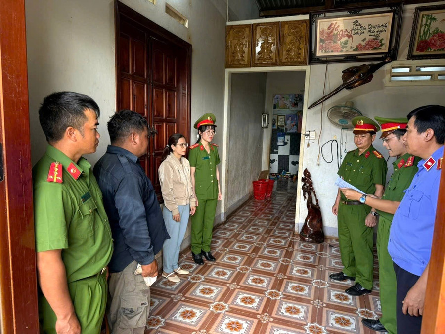 Cơ quan Cảnh sát Điều tra Công an tỉnh đọc quyết định khởi tố đối với Trần Thị Bảy (thứ 3 từ trái qua). Ảnh: Văn Sơn co-quan-canh-sat-dieu-tra-cong-an-tinh-doc-quyet-dinh-khoi-to-doi-voi-tran-thi-bay-thu-3-tu-trai-qua-anh-van-son.jpg