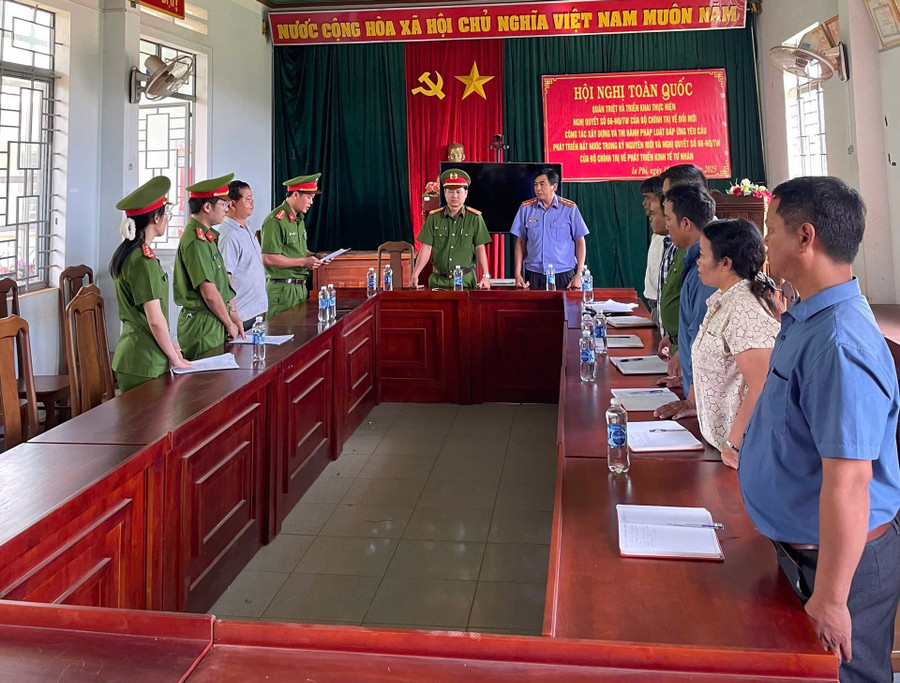 Cơ quan Cảnh sát Điều tra Công an tỉnh đọc quyết định khởi tố đối với Rơ Châm Laoh (thứ 3 từ trái qua). Ảnh: Văn Sơn co-quan-canh-sat-dieu-tra-cong-an-tinh-doc-quyet-dinh-khoi-to-voi-ro-cham-laoh-thu-3-tu-trai-qua-anh-van-son.jpg