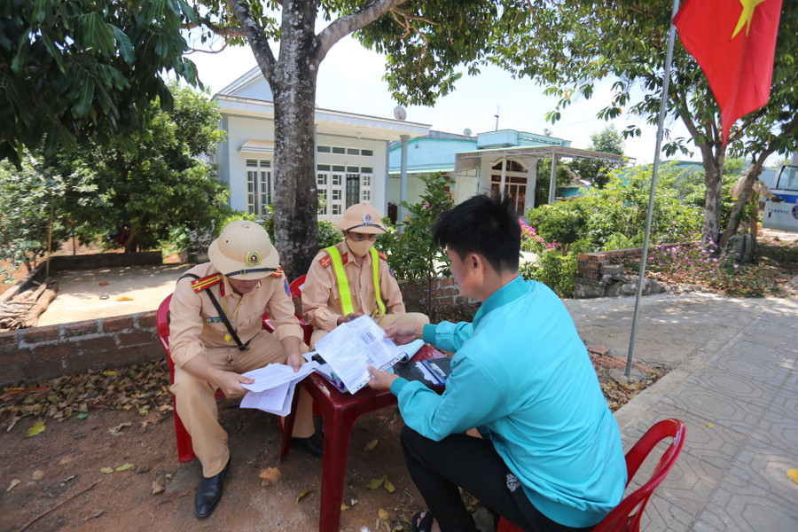 Đội CSGT đường bộ số 2 xử lý trường hợp vi phạm về tốc độ. Ảnh: Văn Ngọc doi-csgt-duong-bo-so-2-xu-ly-truong-hop-vi-pham-ve-toc-do-anh-van-ngoc.jpg