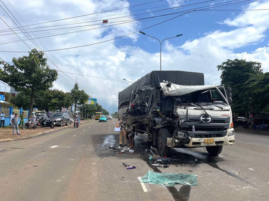 Vụ tai nạn xảy ra ở ngã 3 đường Trường Chinh - Nguyễn Bửu. Ảnh: Văn Ngọc vu-tai-nan-xay-ra-o-nga-3-duong-truong-chinh-nguyen-buu-anh-van-ngoc.jpg