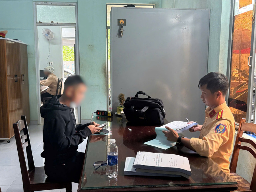Đội CSGT đường bộ số 2 lập biên bản vi phạm với một trường hợp vi phạm trong tối 3-10. Ảnh: Văn Ngọc doi-csgt-duong-bo-so-2-da-lap-bien-ban-vi-pham-voi-4-truong-hop-trong-toi-3-10-anh-van-ngoc.jpg