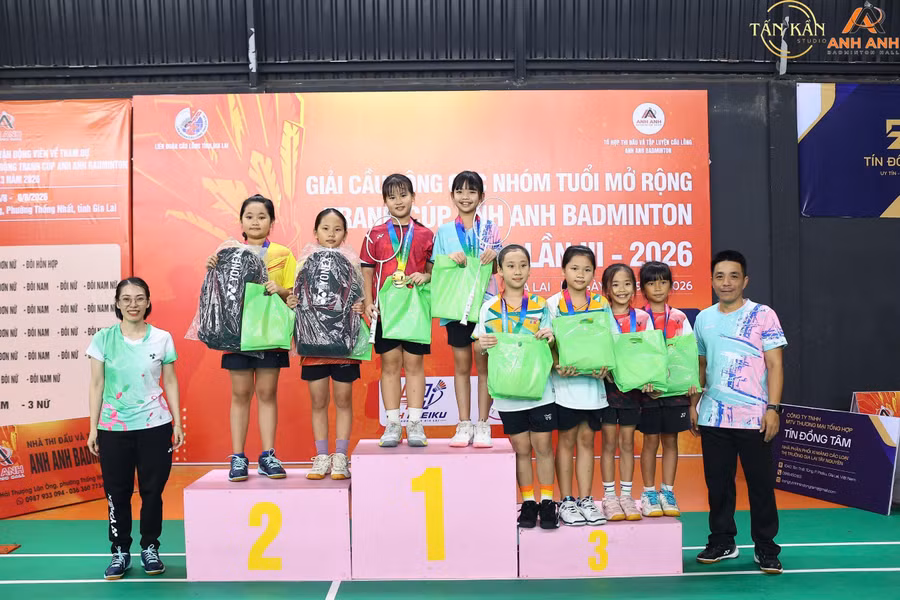 minh-hy-cung-dong-doi-gianh-huy-chuong-vang-noi-dung-doi-nu-lua-tuoi-u11-tai-giai-cau-long-cac-nhom-tuoi-mo-rong-tranh-cup-22anh-anh-badminton22-anh-van-ngoc.jpg