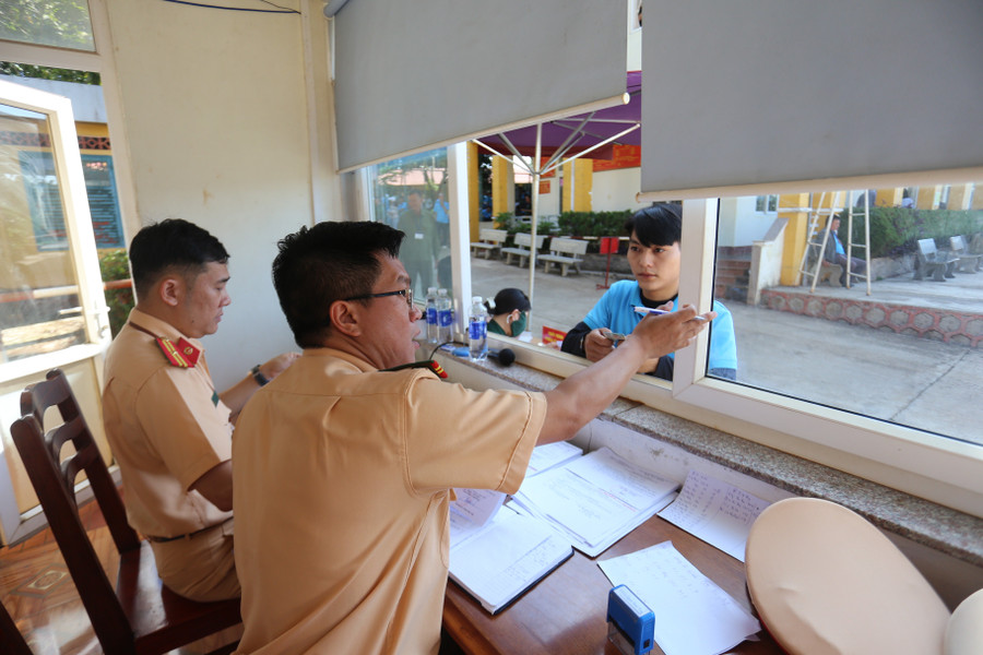 Công an tỉnh đã tổ chức 9 kỳ sát hạch, cấp GPLX cho hồ sơ ô tô và mô tô. Ảnh: Văn Ngọc cong-an-tinh-da-to-chuc-9-ky-sat-hach-cap-gplx-cho-ho-so-o-to-va-mo-to-anh-van-ngocjpg.jpg