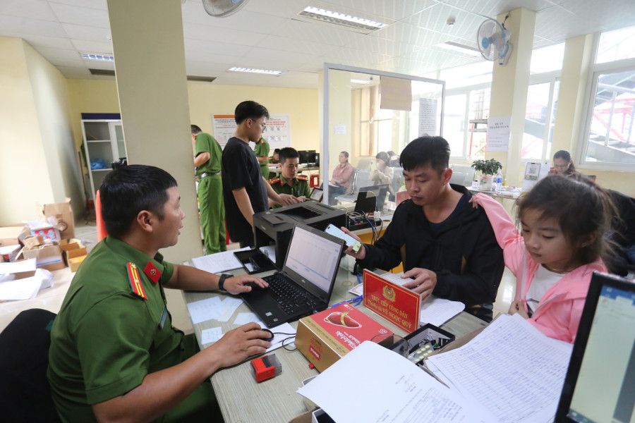 Người dân được hướng dẫn làm thủ tục nhanh chóng, thuận lợi. Ảnh: Văn Ngọc nguoi-dan-khi-toi-luot-duoc-huong-dan-lam-thu-tuc-nhanh-chong-nham-tao-dieu-kien-thuan-loi-anh-van-ngoc.jpg