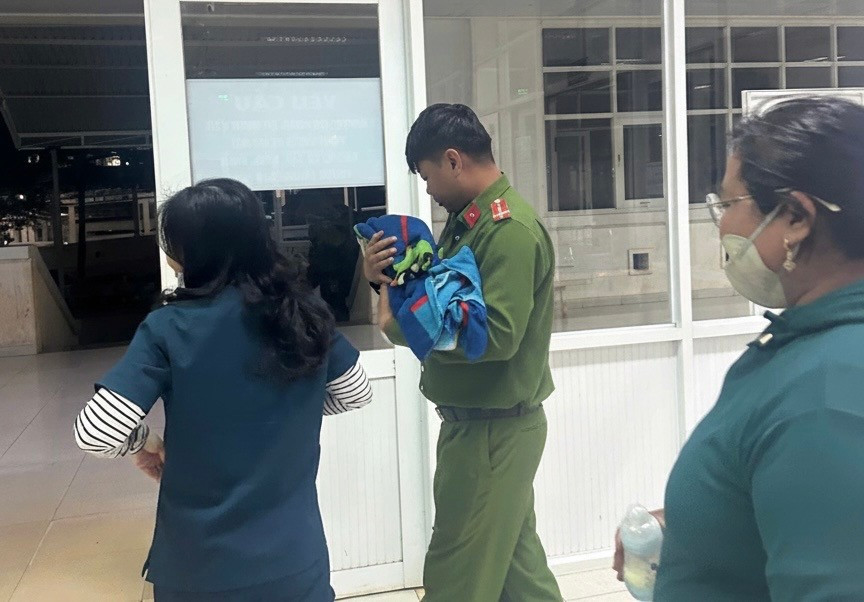 cong-an-xa-ia-mo-va-cung-tram-y-te-xa-da-nhanh-chong-dua-be-gai-den-cap-cuu-o-benh-vien-nhi-tinh-anh-van-tuan.jpg