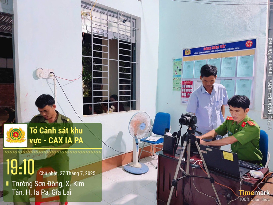 Công an xã Ia Pa đón công dân đến làm căn cước, định danh điện tử vào cả buổi tối cuối tuần. Ảnh: ĐVCC cong-an-xa-ia-pa-don-cong-dan-den-lam-can-cuoc-dinh-danh-dien-tu-vao-ca-buoi-toi-anh-dvcc.jpg