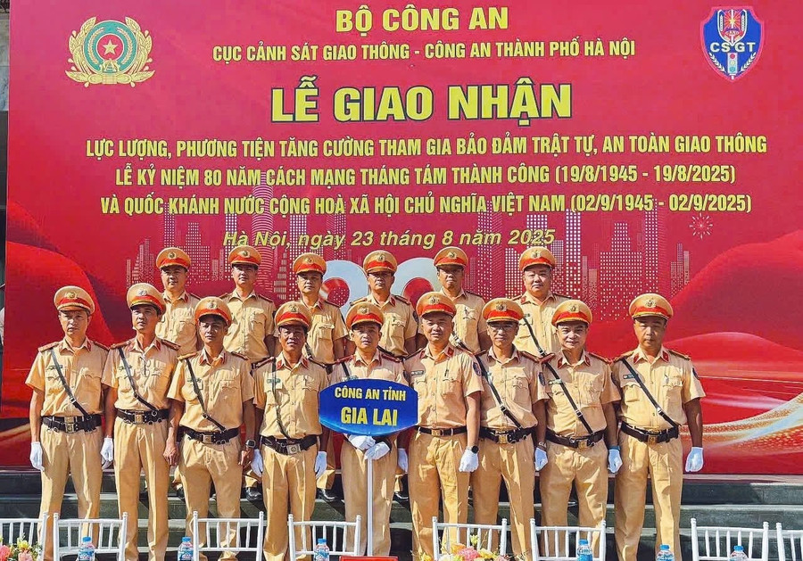 15 cán bộ, chiến sĩ Cảnh sát Giao thông (Công an tỉnh Gia Lai) được tăng cường cho lễ A80. Ảnh: Quang Hải 15-can-bo-chien-si-canh-sat-giao-thong-gia-lai-da-duoc-tang-cuong-cho-le-a80-anh-quang-hai.jpg