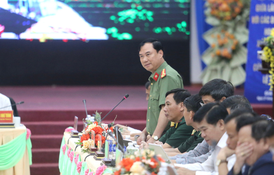 Đại diện lãnh đạo cơ quan, ban, ngành của tỉnh giải đáp thắc mắc của doanh nghiệp tại Hội nghị. Ảnh: Văn Ngọc nhieu-lanh-dao-co-quan-ban-nganh-cua-tinh-tham-gia-hoi-nghi-anh-van-ngoc.jpg