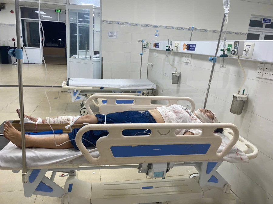 Bà M. bị chấn thương nặng sau khi bị xe máy tông. Ảnh: Văn Ngọc ba-m-bi-chan-thuong-nang-sau-khi-bi-xe-may-tong-anh-van-ngoc.jpg