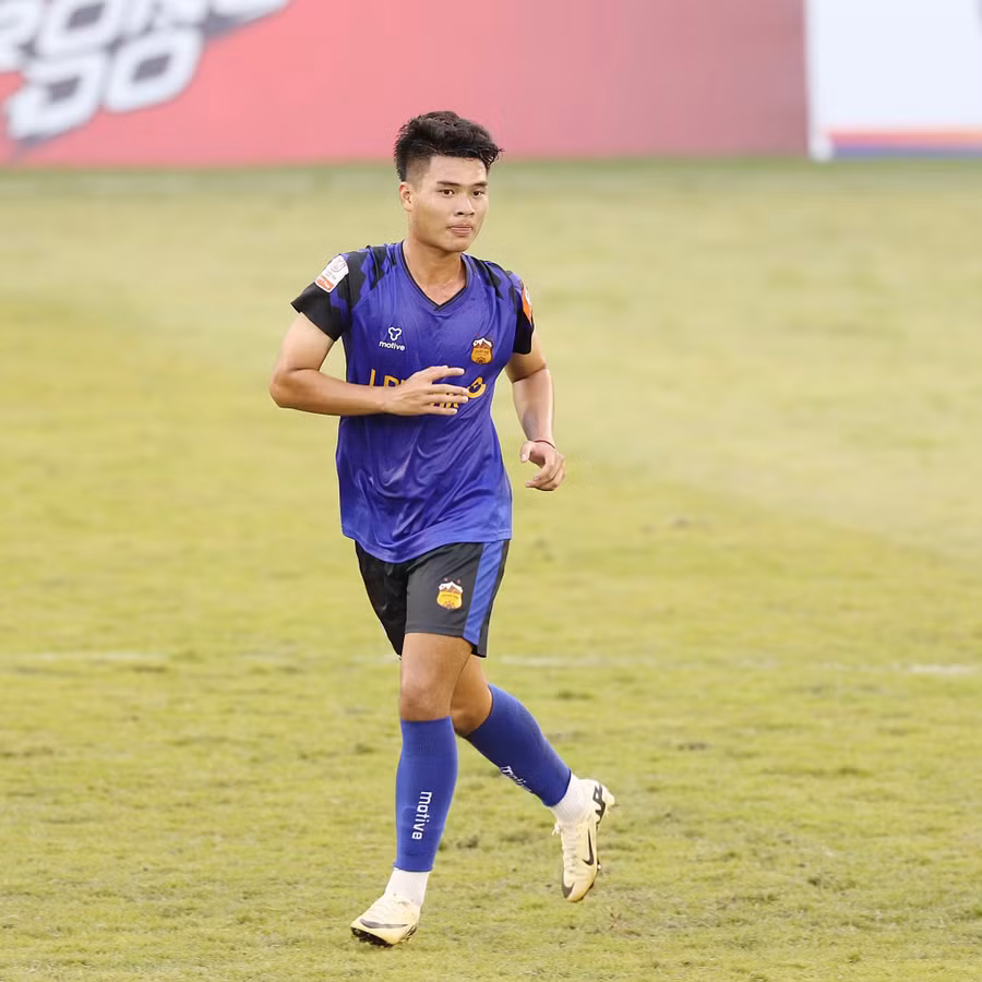 le-nguyen-phuong-nam-da-thi-dau-cho-quy-nhon-united-o-mua-giai-20252026-anh-hoang-tung.jpg
