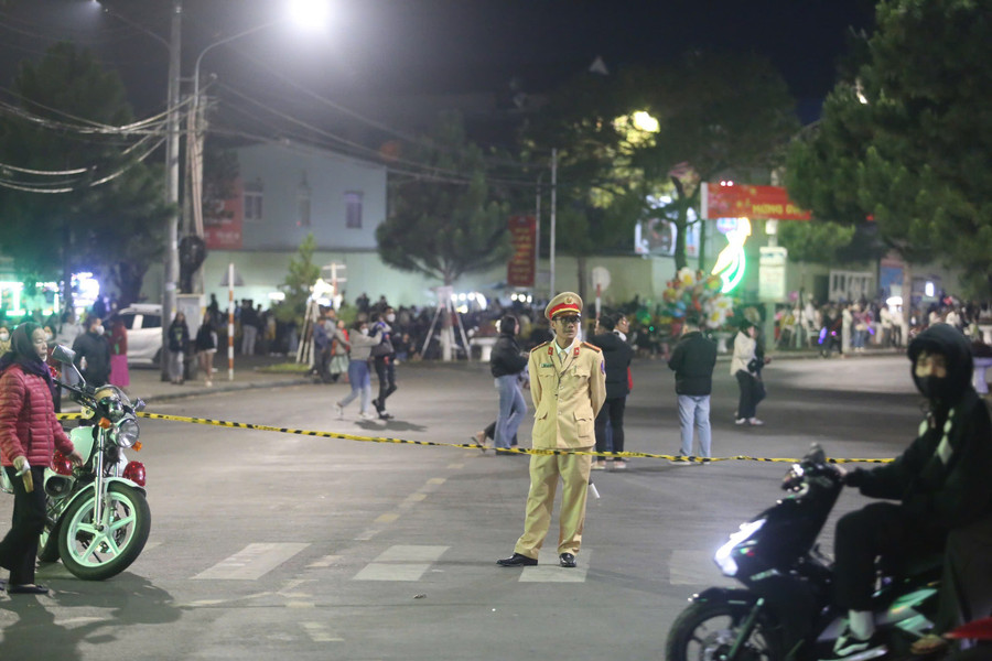 La policía de tránsito prohibirá temporalmente la circulación de vehículos en algunas rutas alrededor de la plaza Dai Doan Ket. Foto: Van Ngoc canh-sat-giao-thong-se-tam-cam-phuong-tien-o-mot-so-tuyen-duong-xung-quanh-quang-truong-dai-doan-ket-anh-van-ngoc.jpg