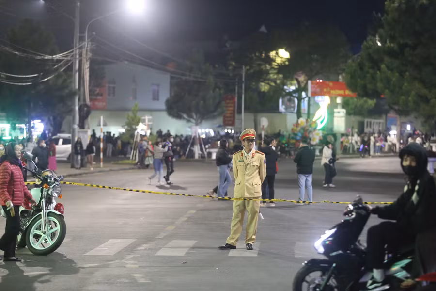 canh-sat-giao-thong-se-tam-cam-phuong-tien-o-mot-so-tuyen-duong-xung-quanh-quang-truong-dai-doan-ket-anh-van-ngoc.jpg