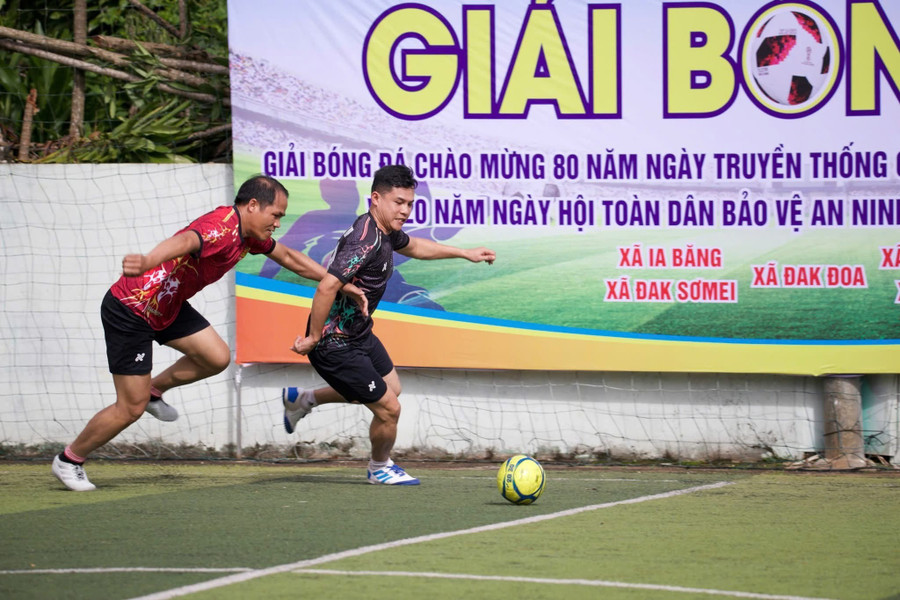 Các đội bóng thi đấu trên sân bóng mini 5 người. Ảnh: Sỹ Chiến cac-doi-bong-da-thi-dau-tren-san-bong-mini-5-nguoi-anh-sy-chien.jpg