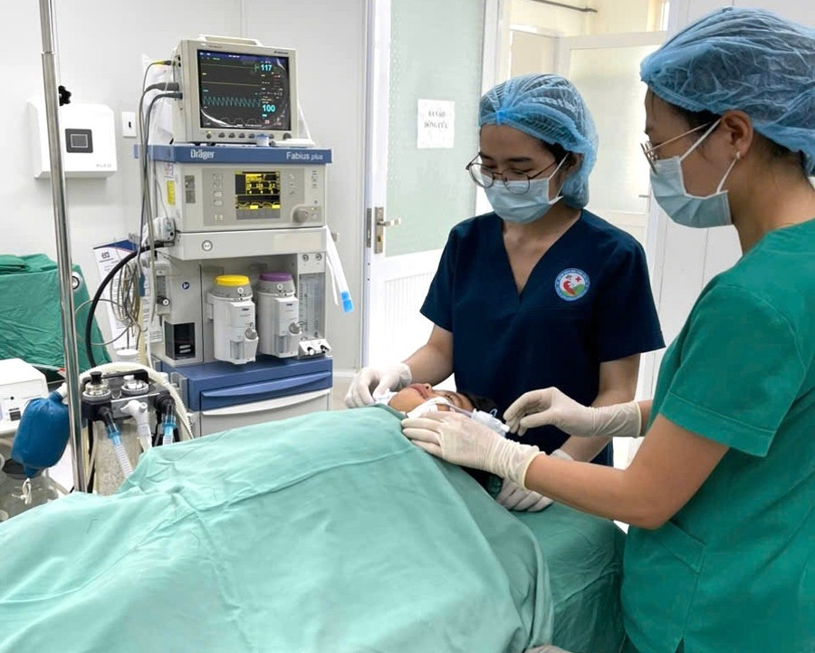 Cháu L. hiện đã được chuyển lên tuyến trên để điều trị vết thương phức tạp vùng mặt. Ảnh: Hoàng Cung chau-l-hien-da-duoc-chuyen-len-tuyen-tren-de-dieu-tri-vet-thuong-phuc-tap-vung-mat-anh-hoang-cung.jpg
